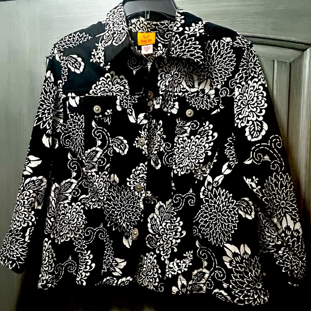 Woman’s cute 3/4 sleeve jacket